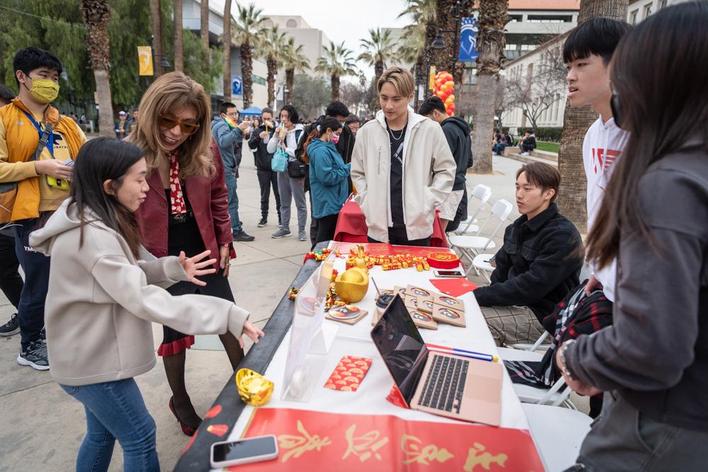 上海大学校长在农历新年庆祝活动上与学生讲话.